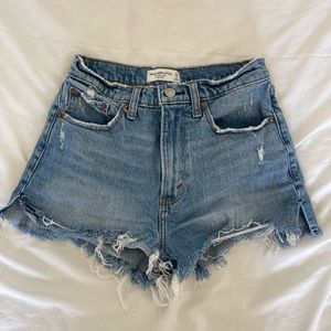 Abercrombie & Fitch The Mom Short High Rise Curve Love Denim Size 27/4